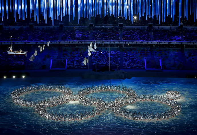 Performers form the Olympic rings during a show at the closing ceremony for the 2014 Sochi Winter Olympics, February 23, 2014.    REUTERS/Eric Gaillard (RUSSIA  - Tags: OLYMPICS SPORT TPX IMAGES OF THE DAY)   - RTX19D7T