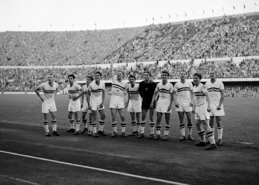 1952_Summer_olympics_olympic_stadium._The_Hungarian_national_team_after_the_final_Hungary_-_Yugoslavia_2-0.jpg