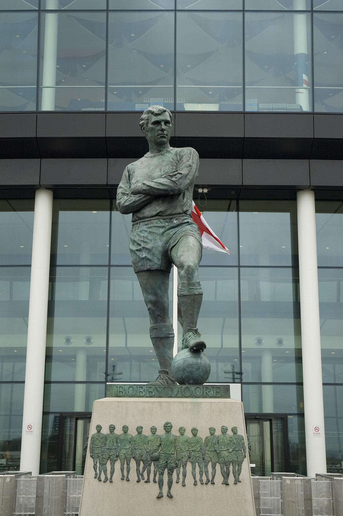 Bobby_Moore_statue_Wembley_3.jpg
