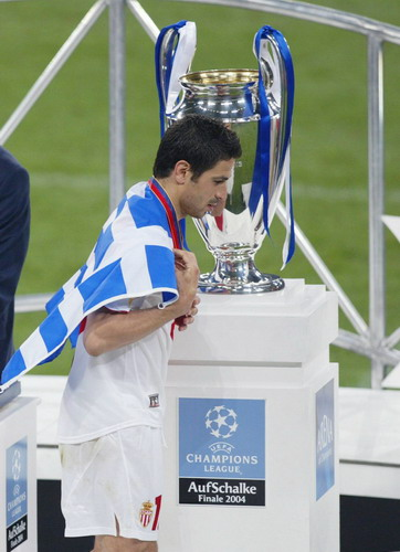 BNSports.gr - Ο Άκης Ζήκος και η ελληνική σημαία μπροστά από το τρόπαιο: 18 χρόνια από την παρουσία Έλληνα στον τελικό του Champions League! (video)