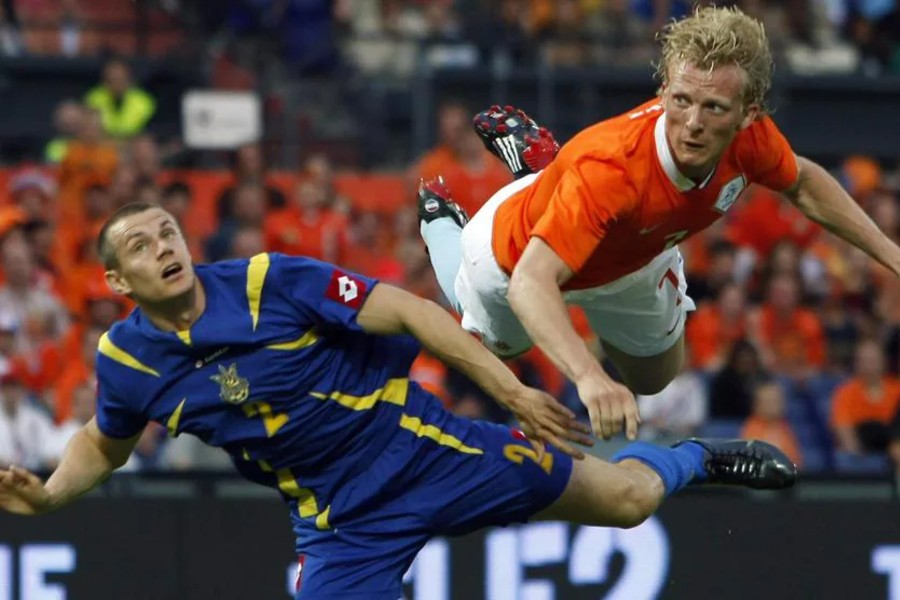 netherlands_s_dirk_kuyt_r_scores_1-0_a.jpg