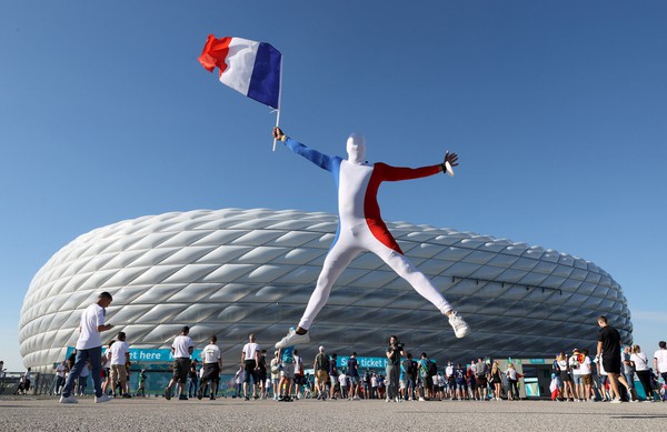 Soccer Football - Euro 2020 - Group F - France v Germany - Football Arena Munich, Munich, Germany - June 15, 2021 France fans are seen outside the stadium before the match Pool via REUTERS/Alexander Hassenstein     TPX IMAGES OF THE DAY