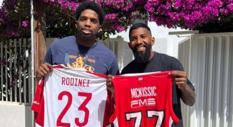 Συνάντηση ποδοσφαίρου και μπάσκετ: ΜακΚίσικ και Ροντινέι ανταλλάξανε «ερυθρόλευκες» φανέλες