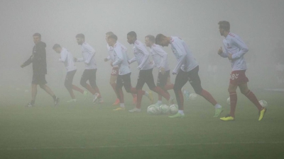 Μεγάλη καθυστέρηση στο ματς της Κολωνίας λόγω ομίχλης! (video)