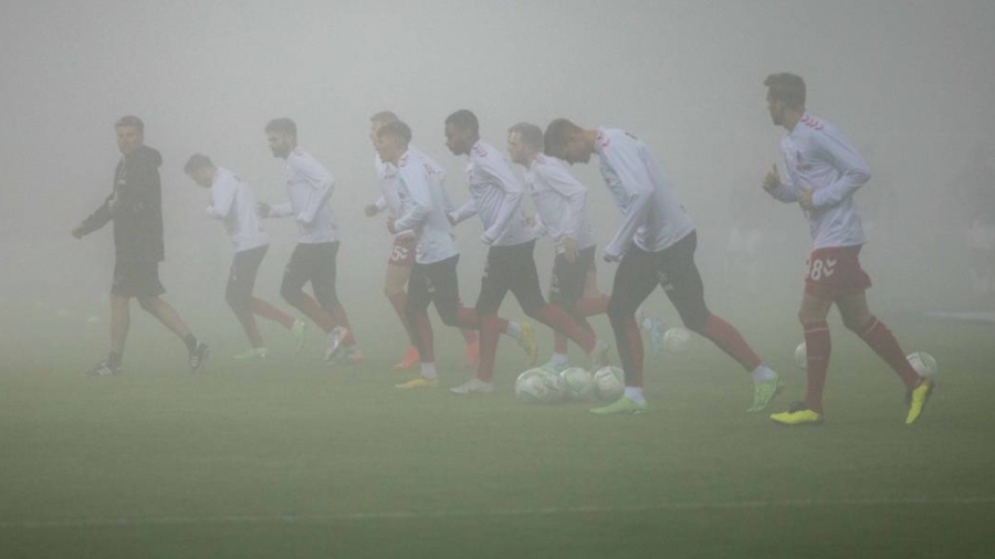 Μεγάλη καθυστέρηση στο ματς της Κολωνίας λόγω ομίχλης! (video)