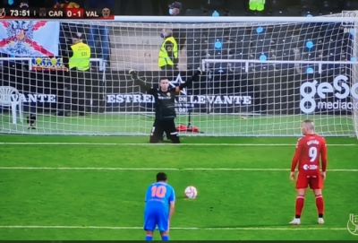 Απίστευτο: Ο τερματοφύλακας της Βαλένθια περίμενε… γονατιστός εκτέλεση πέναλτι!