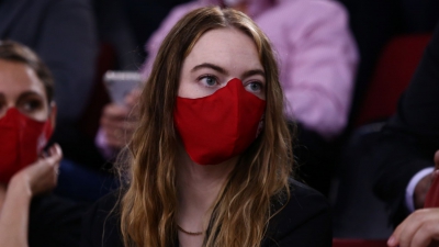 Στο ΣΕΦ η Έμα Στόουν με μάσκα Ολυμπιακού, παρέα με τον Γιώργο Λάνθιμο! (video)