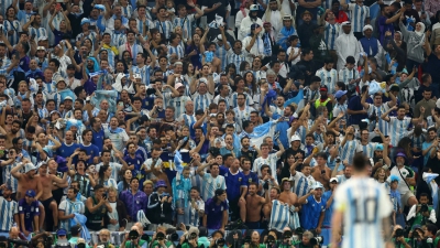 Οι Αργεντίνοι δεν κρατιούνται για τον τελικό ούτε στο... αεροπλάνο! (video)