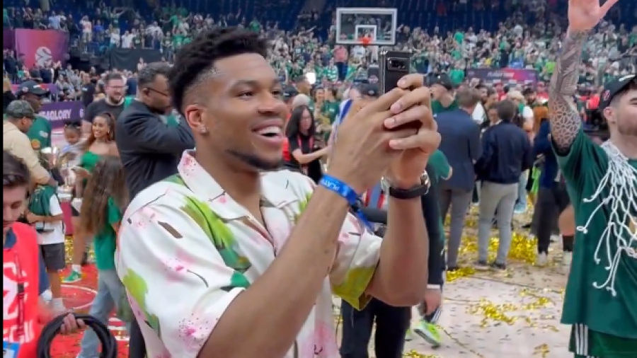 Αποσβολωμένος με την ατμόσφαιρα ο Αντετοκούνμπο, απαθανάτιζε με το κινητό τον «πράσινο» θρίαμβο! (video)