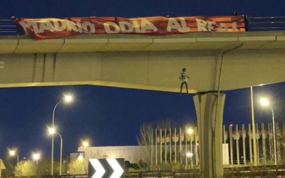 Οπαδοί της Ατλέτικο κρέμασαν από γέφυρα ομοίωμα του Βινίσιους! (pics)
