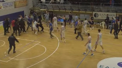 Πανελευσινιακός – Πρωτέας Βούλας: Ντου οπαδών και διακοπή στον αγώνα (video)