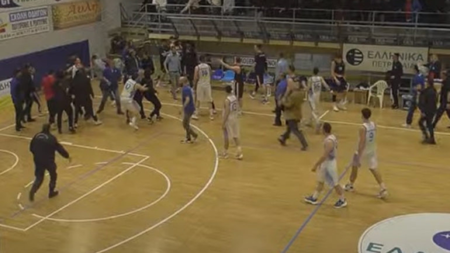 Πανελευσινιακός – Πρωτέας Βούλας: Ντου οπαδών και διακοπή στον αγώνα (video)