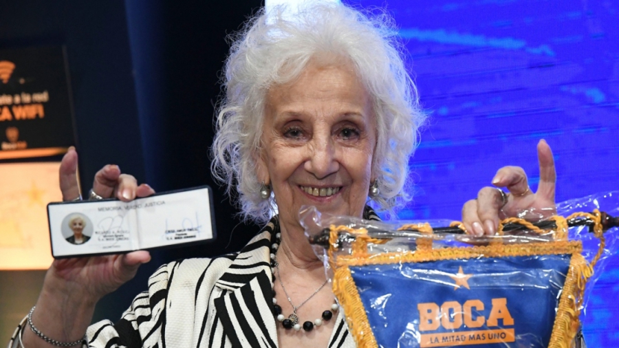 Η Μπόκα Τζούνιορς συμφιλιώθηκε με το παρελθόν της μέσω των Γιαγιάδων της Plaza de Mayo (video)