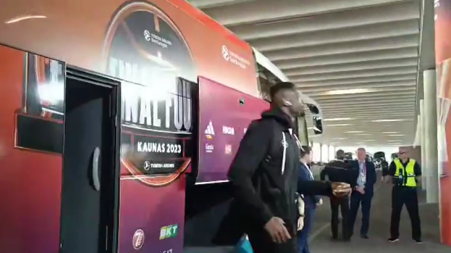 Έφτασε η αποστολή του Ολυμπιακού στην «Zalgirio Arena» (video)