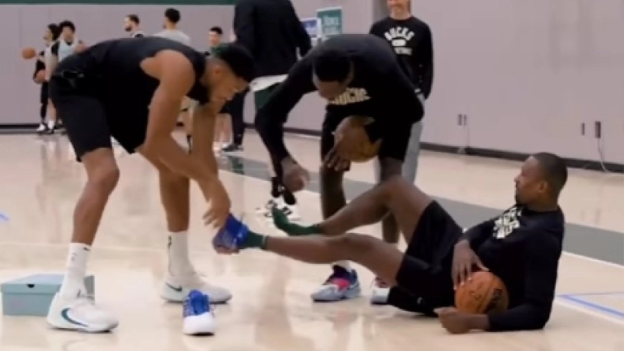 Επικός Giannis: Έβγαλε τα παπούτσια του Ιμπάκα για να φορέσει τα δικά του Zoom Freaks (video)