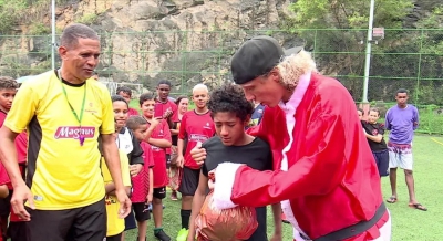 Νταβίντ Λουίζ: Ντύθηκε Άγιος Βασίλης και μοίρασε δώρα σε άπορα παιδιά