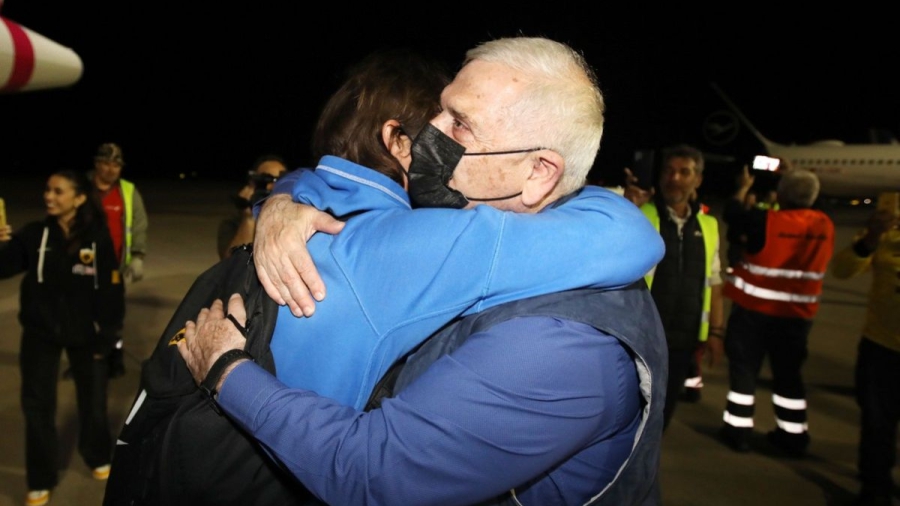 ΑΕΚ: Η σφιχτή αγκαλιά Μελισσανίδη και Αλμέιδα στο αεροδρόμιο (video)