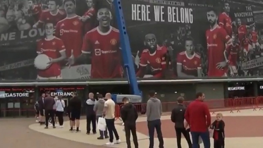 Απίστευτη ουρά έξω από το Όλντ Τράφορντ για μία φανέλα του Ρονάλντο!