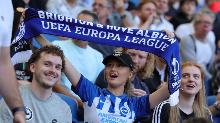 Μπράιτον: Έχασε από την ΑΕΚ με… σημαίες και καθιέρωσε για νέο γούρι τα κασκόλ!