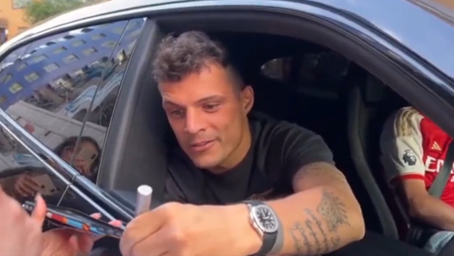 Οπαδός ρώτησε τον Τσάκα αν φεύγει από την Άρσεναλ και εκείνος απάντησε «Θα δούμε» (video)