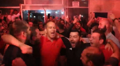 Αποθέωση για τους αδερφούς Αγγελόπουλους, «ένα» από τον κόσμο του Ολυμπιακού (video)