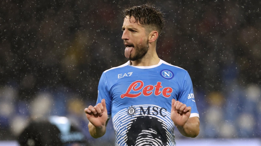 Ντρις Μέρτενς: Ο «γίγαντας» της Νάπολι με τα κοντά… πόδια την παίρνει από το χεράκι και την οδηγεί στο πρωτάθλημα (video)