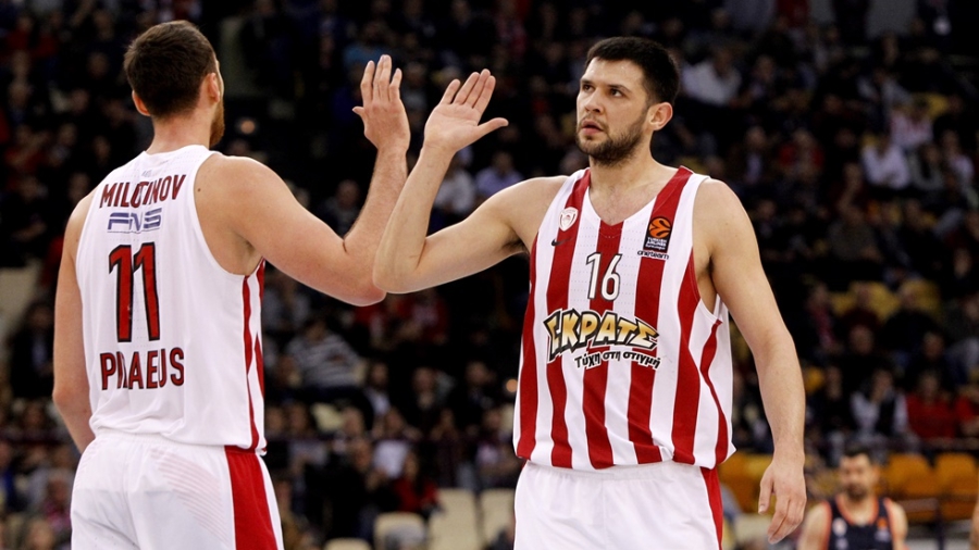 Ο Ολυμπιακός… γιορτάζει τον Άγιο Βαλεντίνο με την επική στιγμή Παπανικολάου και Μιλουτίνοφ!