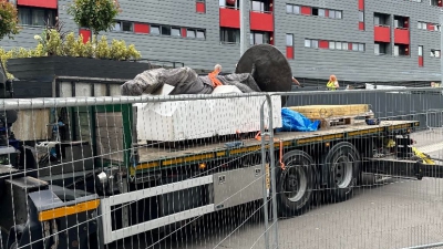 Το άγαλμα του Αρσέν Βενγκέρ έφτασε έξω από το «Έμιρεϊτς»! (video)