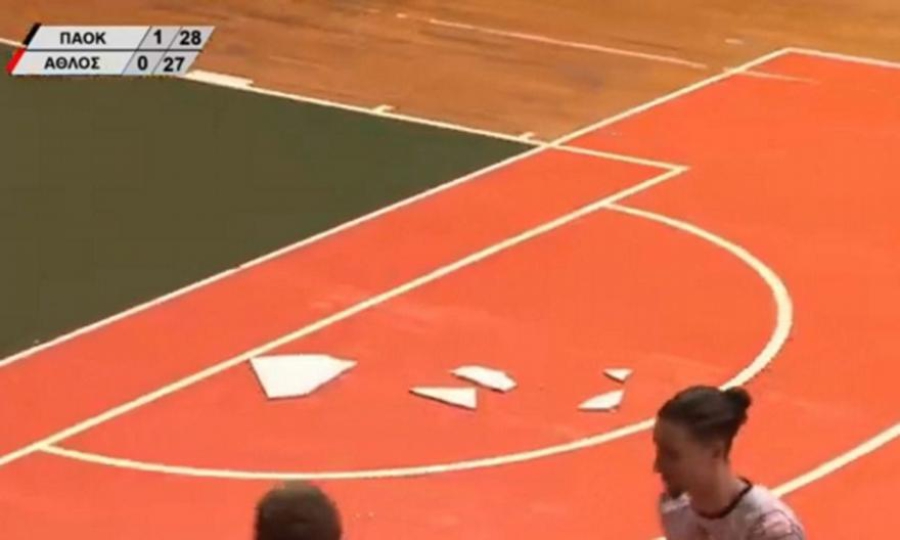 Απίθανο περιστατικό στο ΠΑΟΚ-Άθλος Ορεστιάδας: Η μπάλα πήγε με δύναμη στην οροφή και σπασμένα κομμάτια της έπεσαν στο παρκέ! (Video)