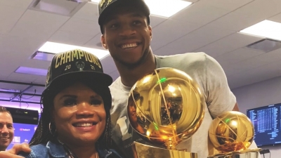NBA Finals: Ο Γιάννης πανηγυρίζει τον τίτλο με την μητέρα του (video)