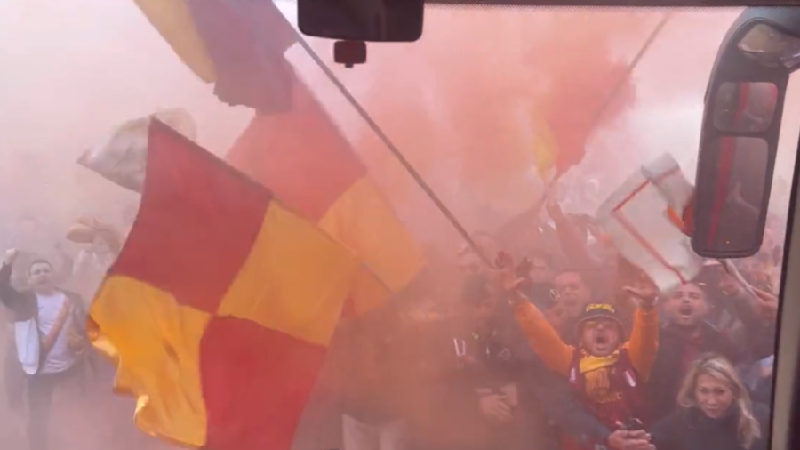 «Θερμή» υποδοχή από τους οπαδούς της Ρόμα λίγο πριν τη σέντρα στο Ολίμπικο (video)