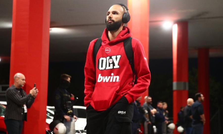 Με τον τιμωρημένο Φουρνιέ αφίχθη στο T-Center ο Ολυμπιακός!