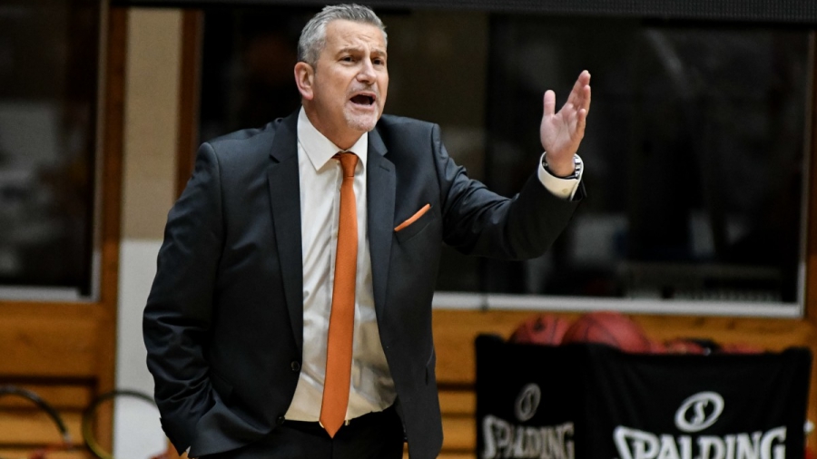 Ζούρος: «Παίζουμε κάτι άλλο που μοιάζει με μπάσκετ»