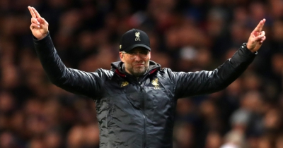 Κλοπ σε οπαδό: «Πρέπει να κρατάς σωστά τη γ@@@μένη φανέλα!» (video)