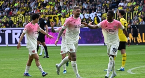 Με άδεια χέρια πάλι: Ήττα - «λευκή πετσέτα» η Ντόρτμουντ - Τρίποντο τίτλου η Μπάγερν, λόγω... Μπάγερ!