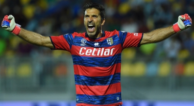 Τα χρόνια περνούν, αυτοί όμως... συνεχίζουν - Οι 5+1 ποδοσφαιριστές, άνω των 40, που μάλλον θα παίζουν για πάντα!