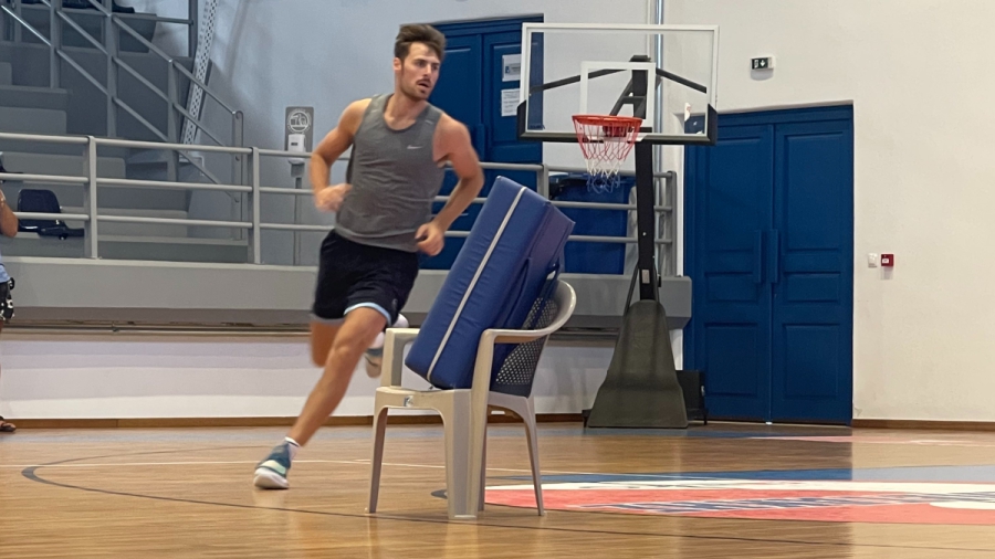 Τζορτζ Πάπας: Προπονείται στον ΑΟ Μυκόνου, πλάι στον αδερφό του (video)