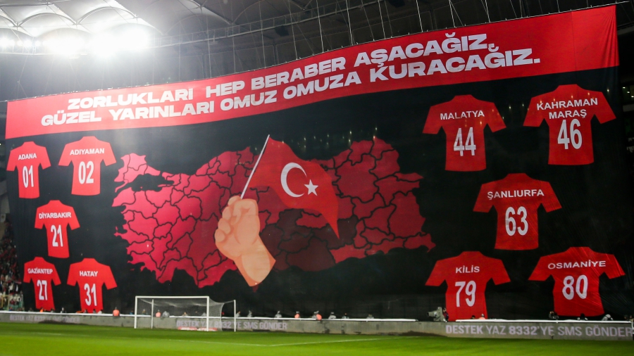 Το συγκλονιστικό κορεό των Τούρκων προς τιμήν των θυμάτων του φονικού σεισμού!