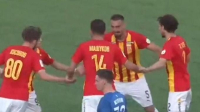 Απίστευτο: Πιάστηκαν χέρι – χέρι σε κόρνερ και ξεκίνησαν να χορεύουν για να μπερδέψουν την άμυνα! (video)