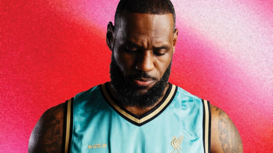 Ο ΛεΜπρόν με φανέλα... μπάσκετ της Λίβερπουλ; Κι όμως, έγινε!