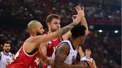 Μετά από τον Γκούντουριτς «κοιτάζει» και παίκτη του… Ολυμπιακού η Αρμάνι!