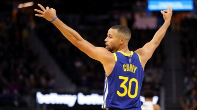 Τρίποντα με Κάρι! Ο πιο «πικάντικος» παίκτης στην ιστορία του NBA (video)