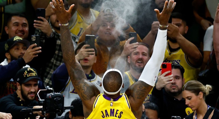 «Βασιλική» δήλωση ΛεΜπρόν: Φαγητό, κρασί και... τεκίλα μετά το ρεκόρ! (video)