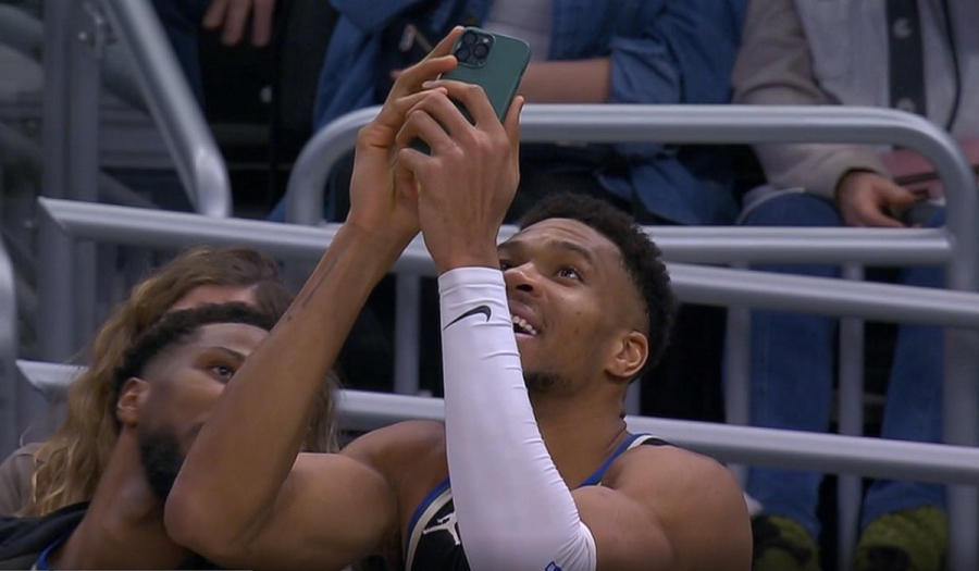 «Θέλω κι εγώ δωρεάν φτερούγες»: Ο Giannis... ζήλεψε και σκάναρε QR Code κατά τη διάρκεια του Μπακς - Πέλικανς! (video)