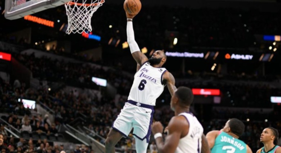 ΝΒΑ: Top 10 με τρομερή συνεργασία ΛεΜπρόν - Γουέστμπρουκ και κάρφωμα του «Βασιλιά» (vid)