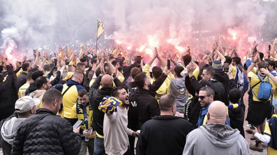 Επεισόδια στην Αθήνα με φίλους της Μακάμπι, τραυμάτισαν άνδρα μόλις βγήκε από το μέτρο! (video)