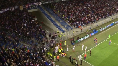 Διακοπή στο Βασιλεία – Φιορεντίνα μετά από πρόβλημα υγείας στην εξέδρα των φιλοξενούμενων