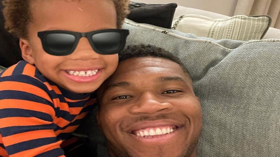 Ο Γιάννης Αντετοκούνμπο πόζαρε με τον… δίδυμο αδερφό του!