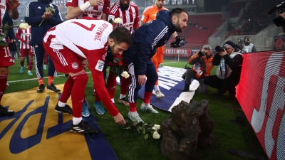 Ολυμπιακός-Παναιτωλικός: Παίκτες και διαιτητές τίμησαν τα θύματα της Θύρας 7