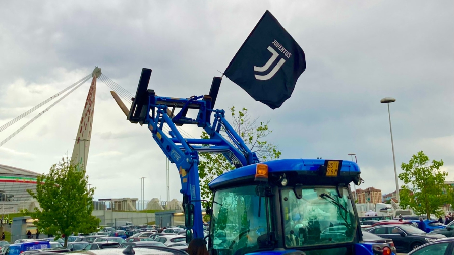 Γιουβέντους – Σεβίλλη: Οπαδός «έσκασε» με τρακτέρ στο στάδιο!